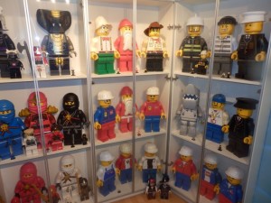 Lego 19 inch Giant Store Display Minifigure Model (1)