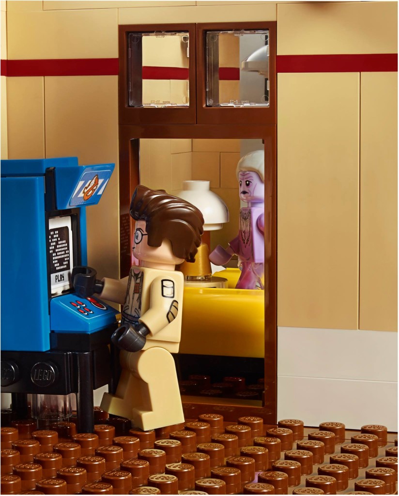 Lego Ghostbuster 75827 Official Image MinifiguresBox Bathroom playing arcade game