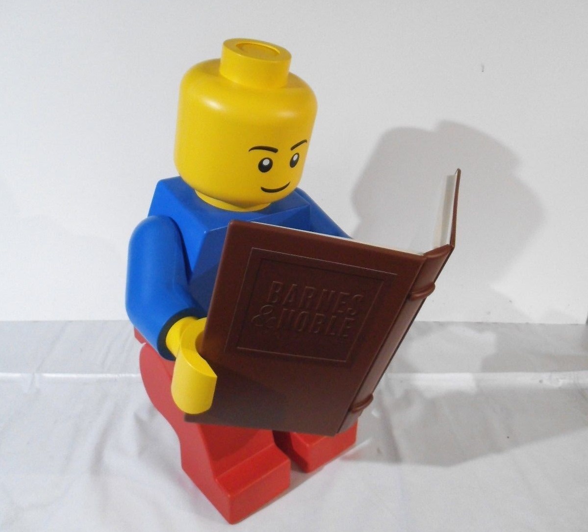 Tung lastbil Diligence Rådgiver Lego Barnes and Noble Store Display Large Scale Minifigure with Book in  sitting position - Minifigure Price Guide